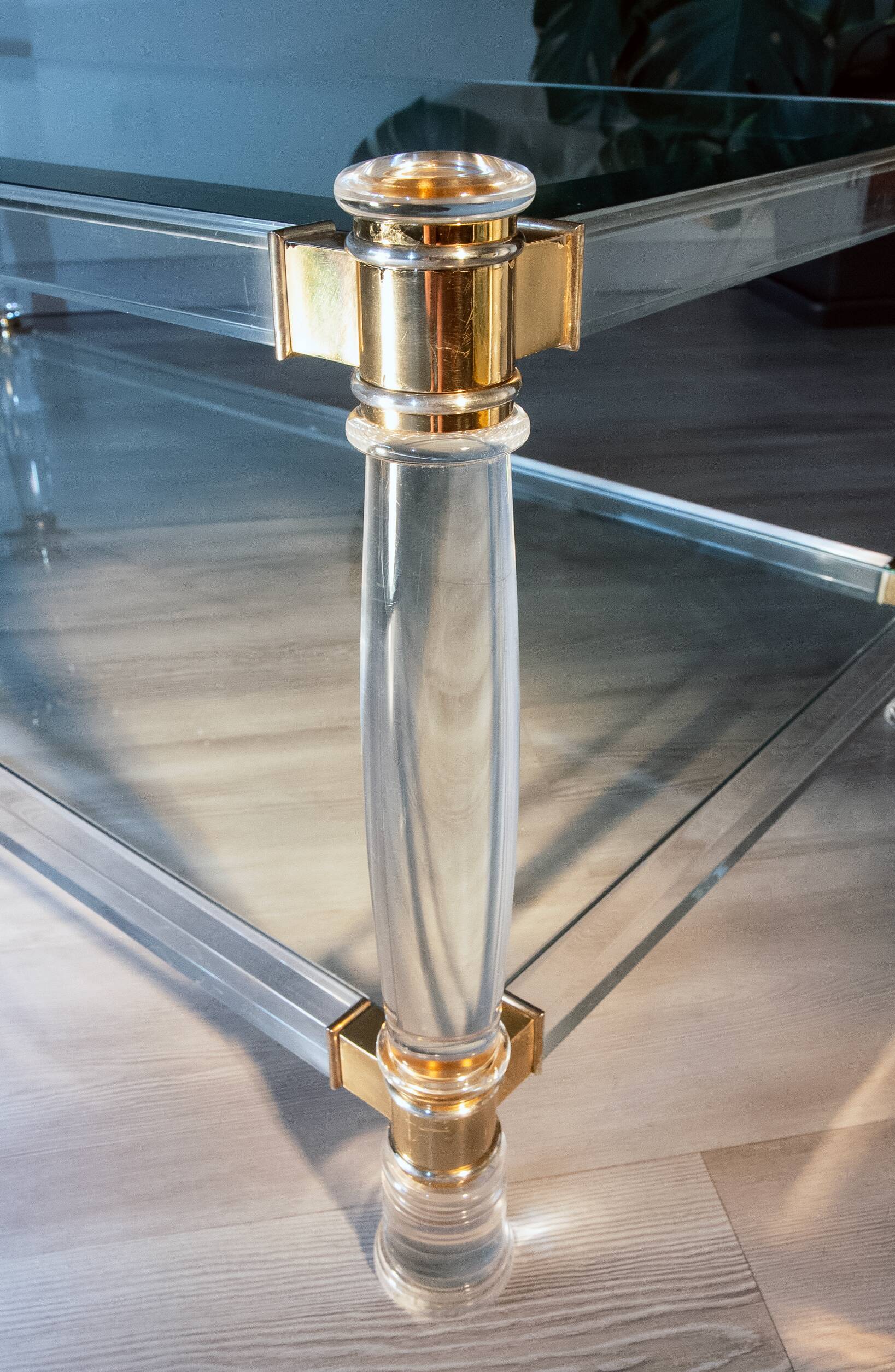 Table basse verre, plexiglas et laiton, 1970-80