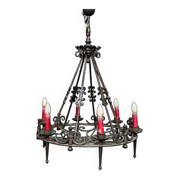Lustre forgé de style gothique. — Beyit
