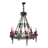 Lustre forgé de style gothique.