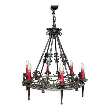 Lustre forgé de style gothique.
