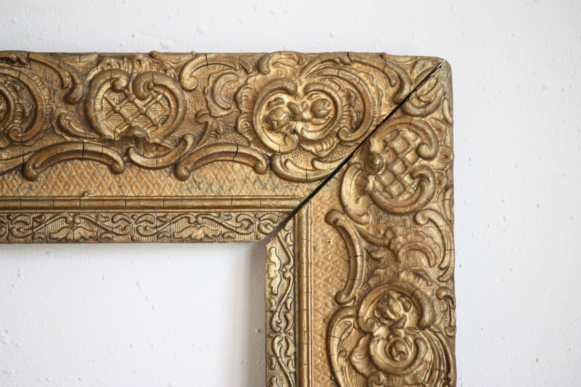 Gilded wooden and stucco frame