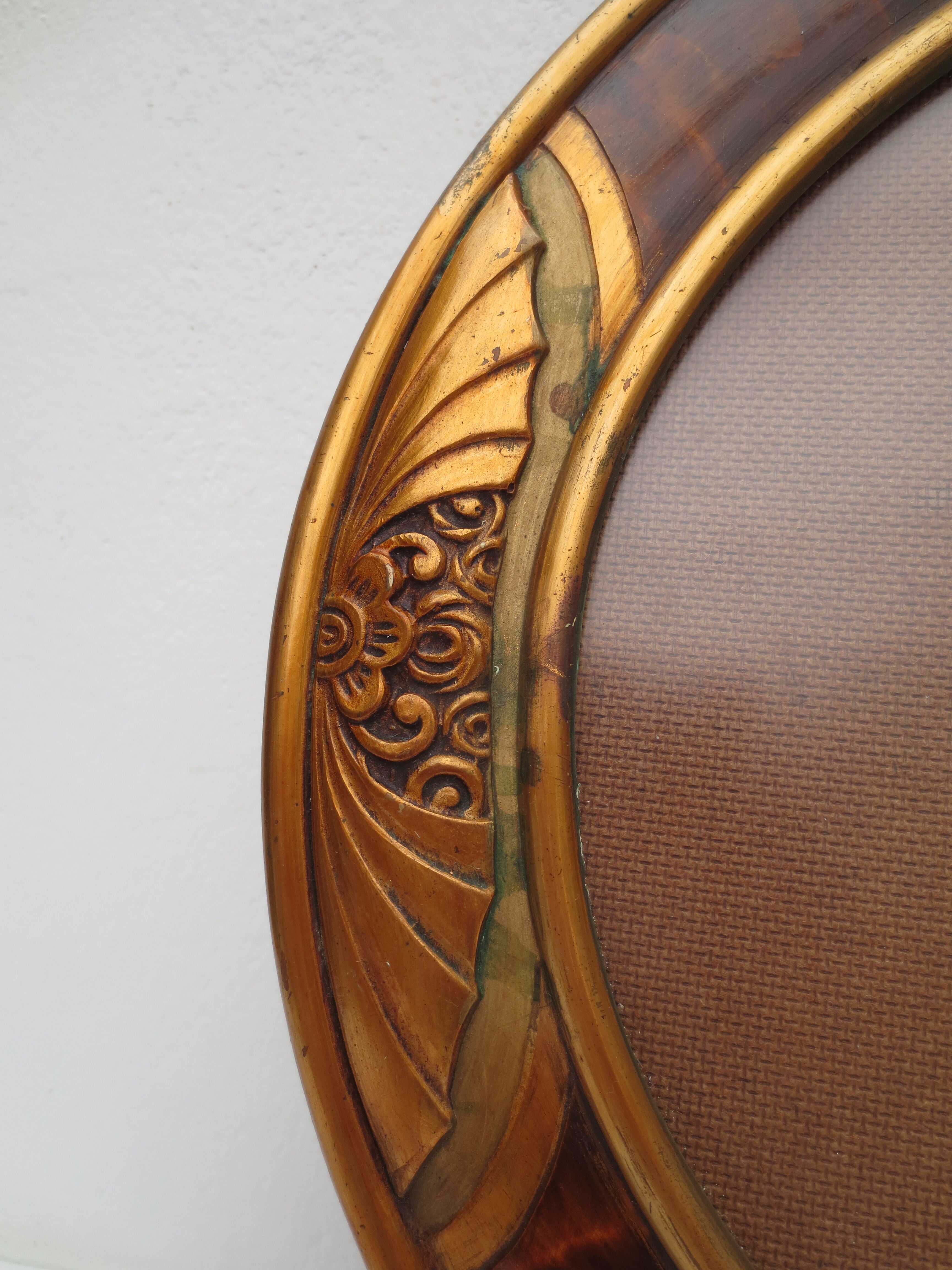 Cadre art nouveau ovale  en bois, décor flamé et  or