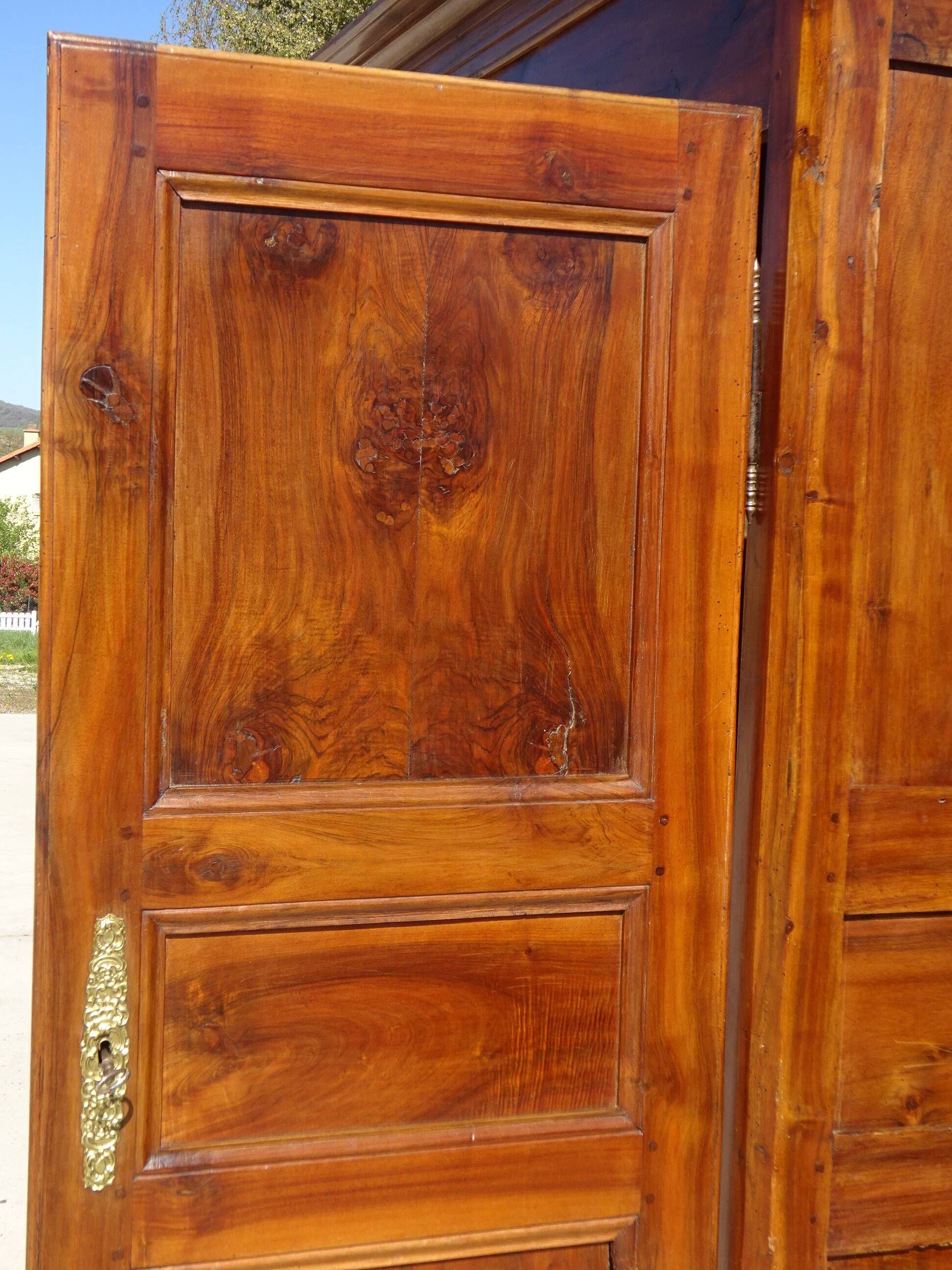 Ancienne armoire Louis Philippe en noyer