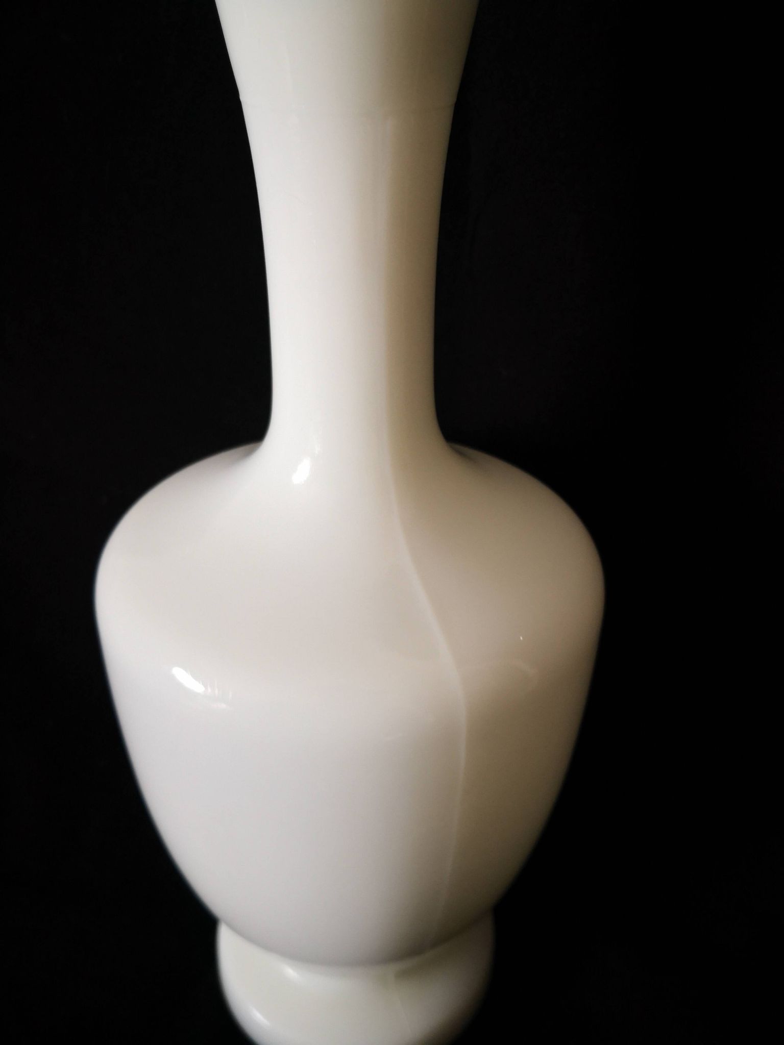 carafe en opaline blanche