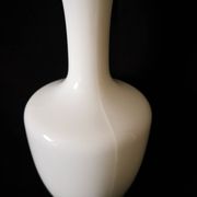 carafe en opaline blanche