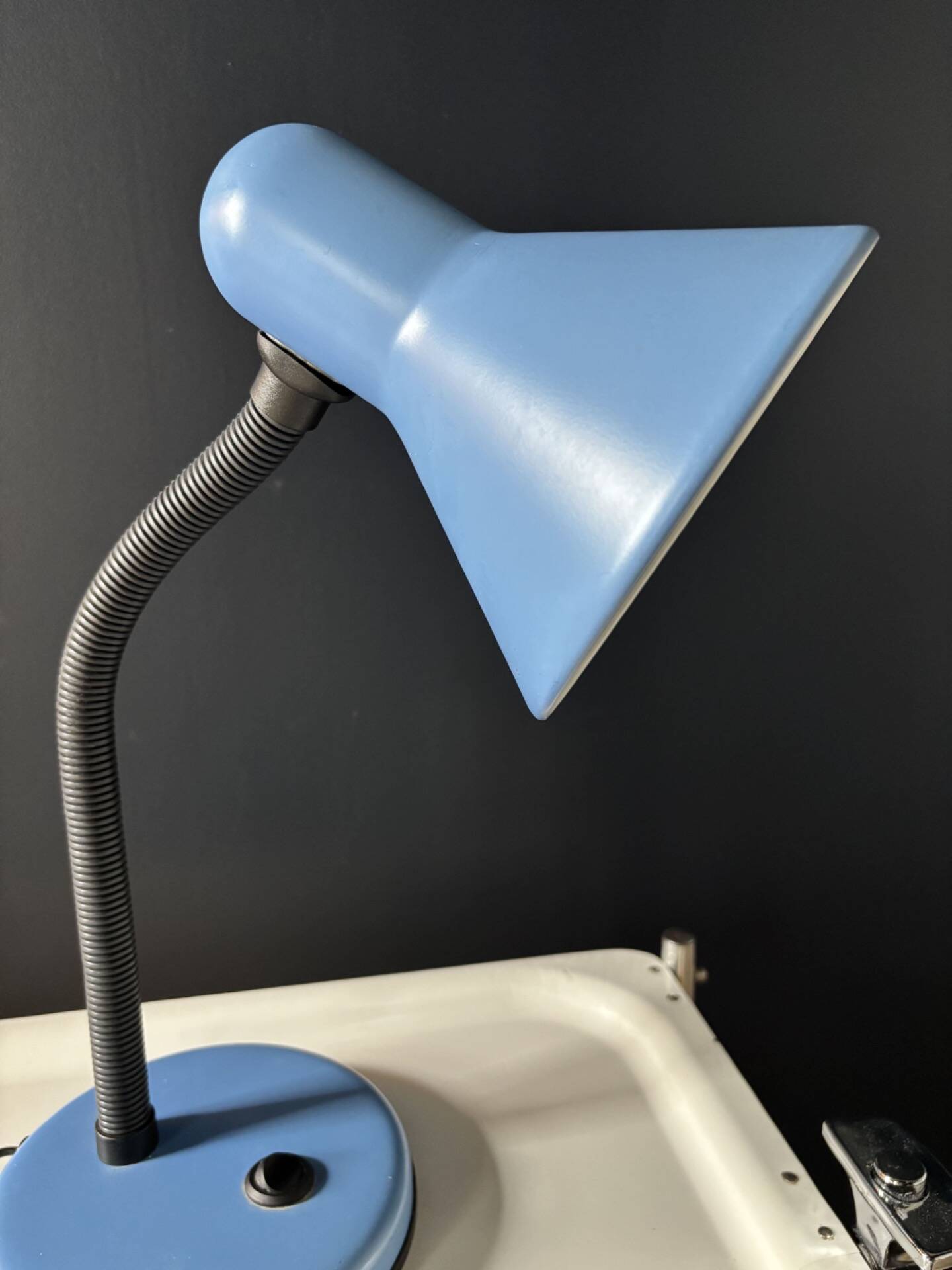 Lampe de bureau vintage en métal bleu