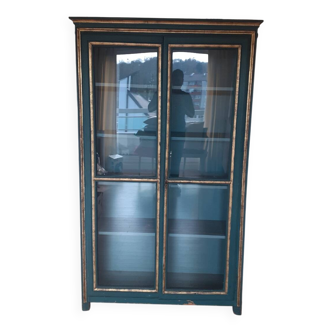 Armoire vitrée en bois patiné vert
