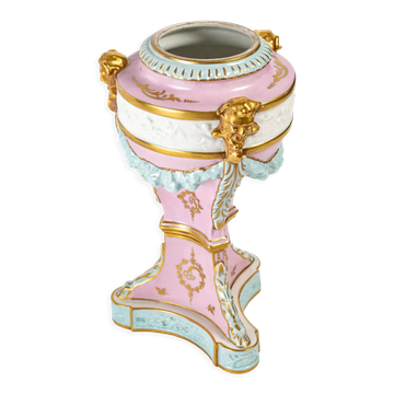 Porcelain vase, late nineteenth century