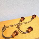 Paire de patères anciennes en bois et métal