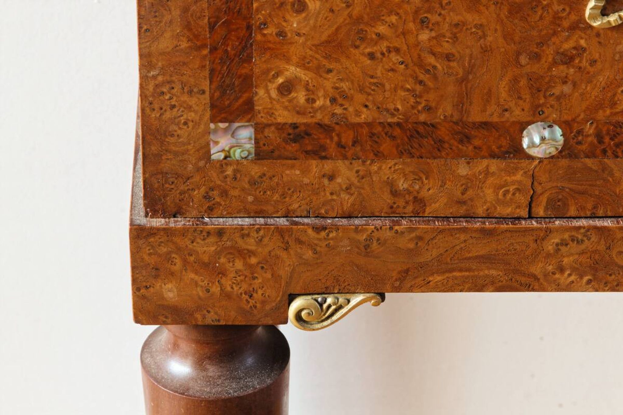Table de chevet néoclassique, dans le goût anglais Regency Wedgewood