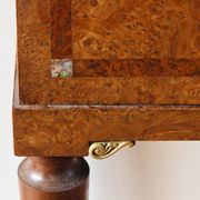 Table de chevet néoclassique, dans le goût anglais Regency Wedgewood