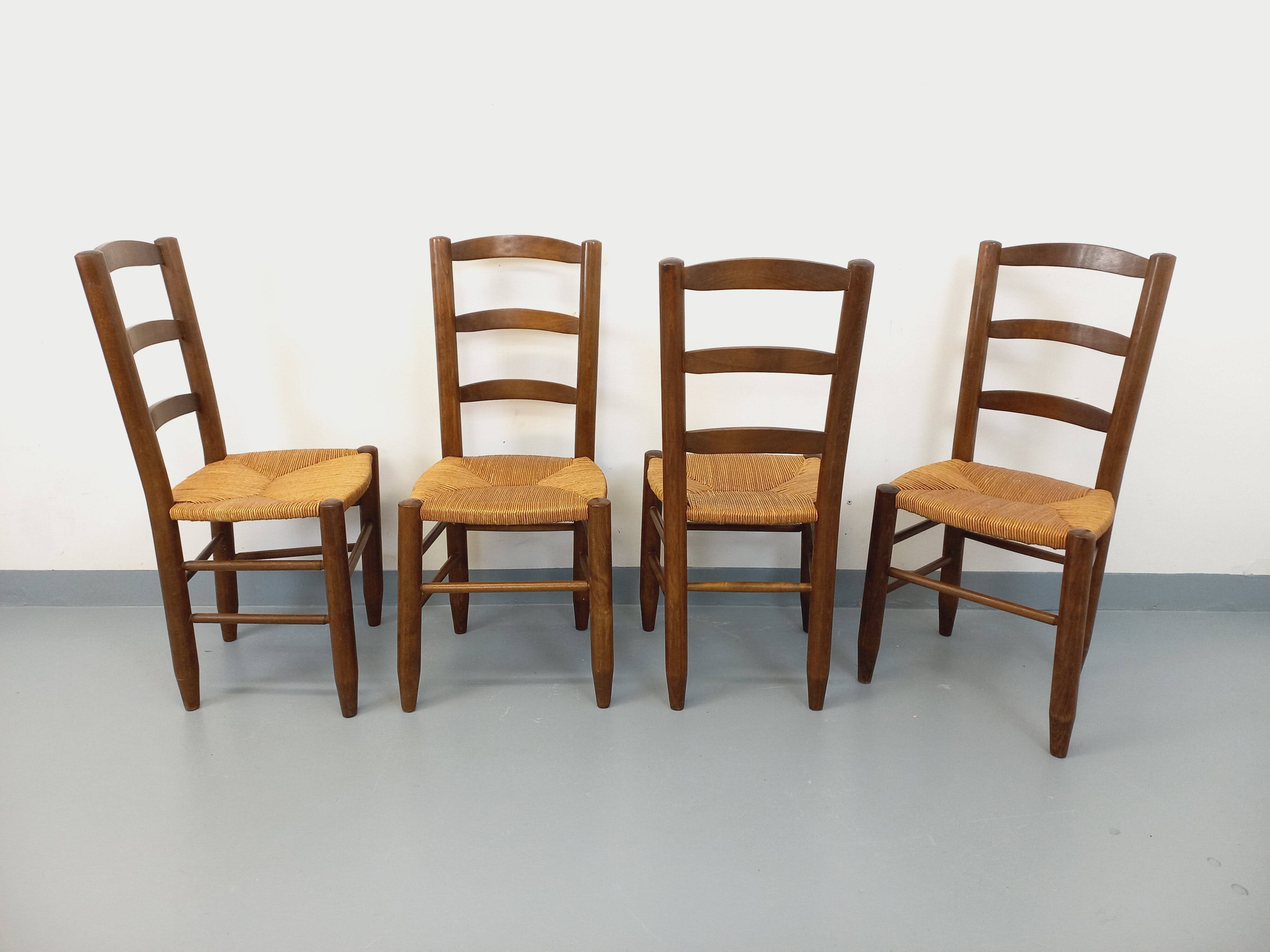 Set of 4 vintage brutalist chairs in wood and straw from the 1960s.
