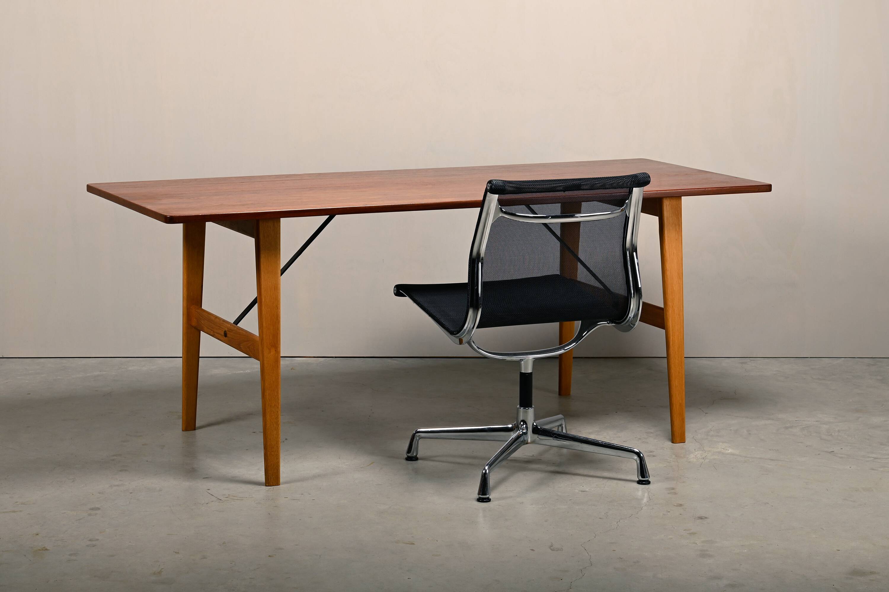 Børge Mogensen Hunting Table in Teak and Oak for Søborg Møbelfabrik
