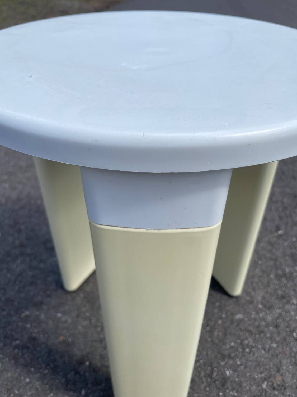 Tabouret blanc et beige Tatay 1960