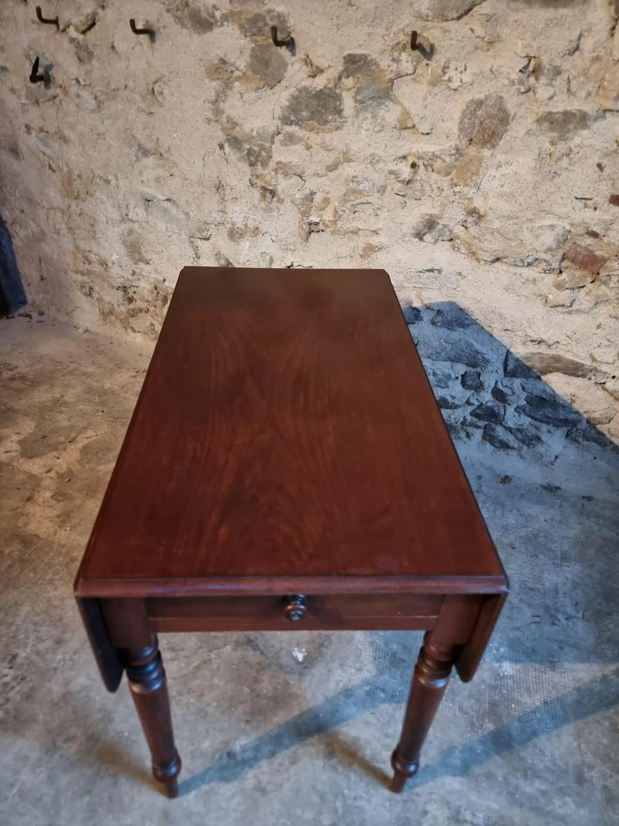 Antique English drop-leaf table in mahogany, late 19th century.