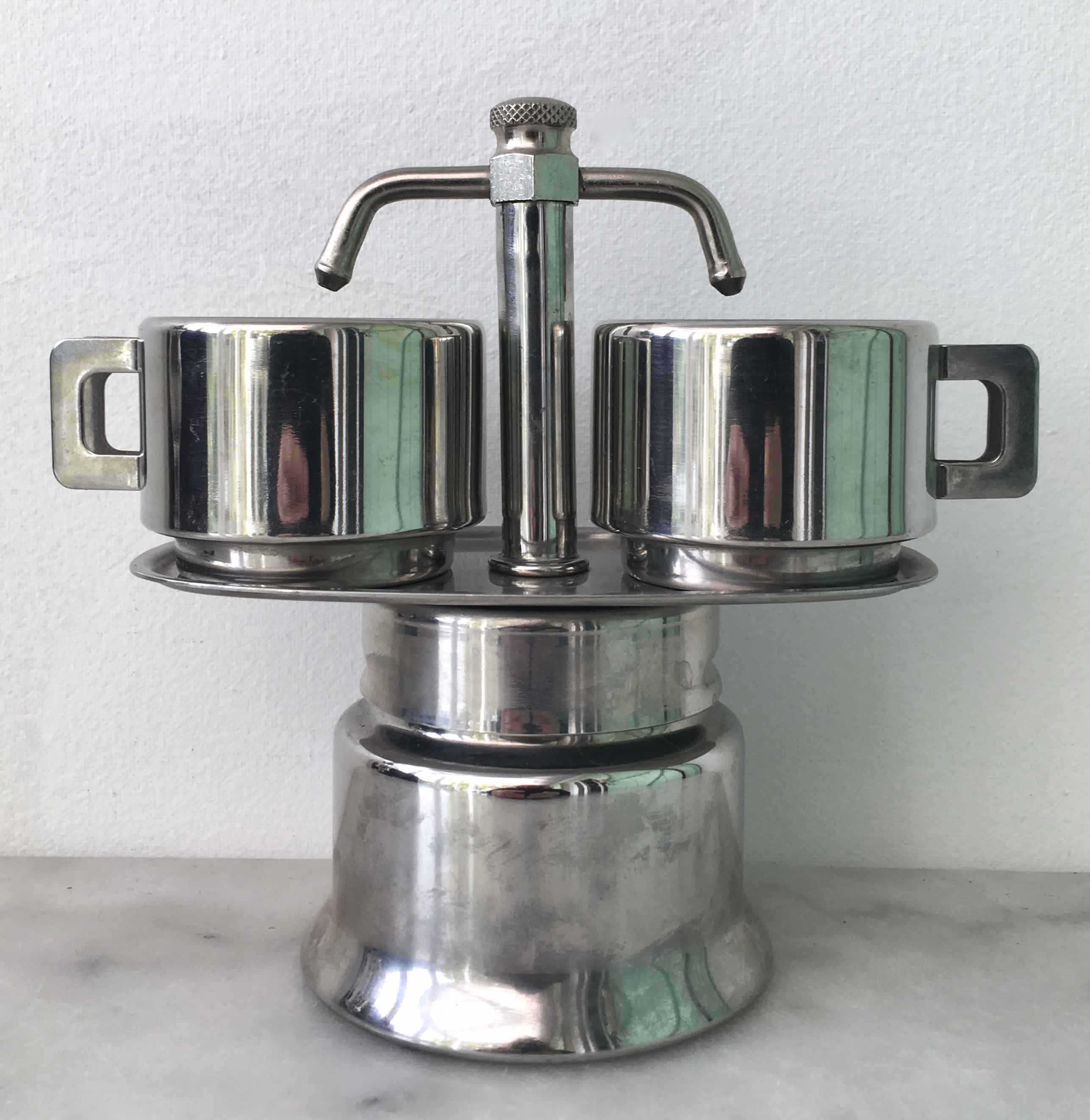 Cafetière italienne et tasses en inox
