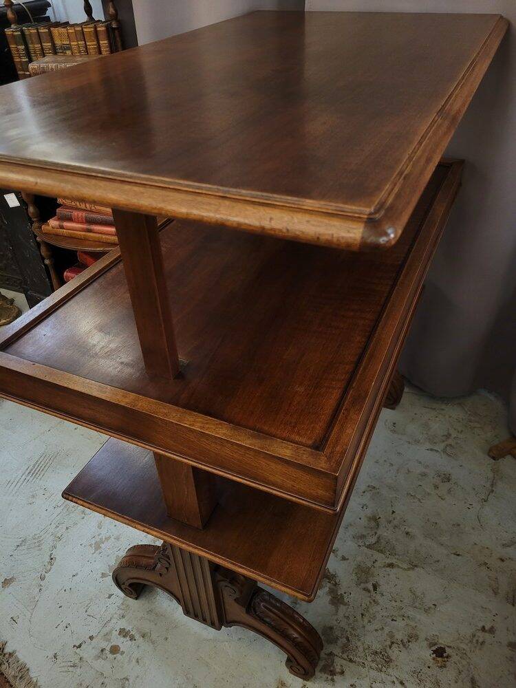 Serving table with mechanism