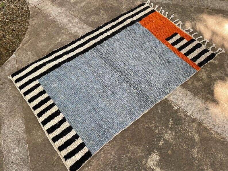 Traditional handwoven Berber rug size 150 x 250 cm