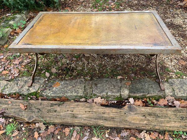 Table basse industrielle en fer forgé argenté et cuir année 70