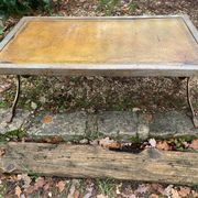 Table basse industrielle en fer forgé argenté et cuir année 70
