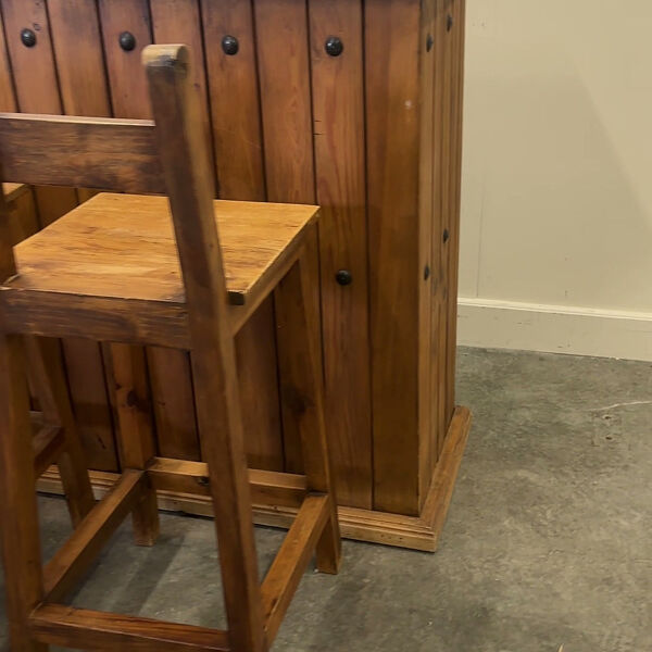 Comptoir de bar en bois massif rustique avec 4 tabourets assortis – porte-bouteilles et rangement