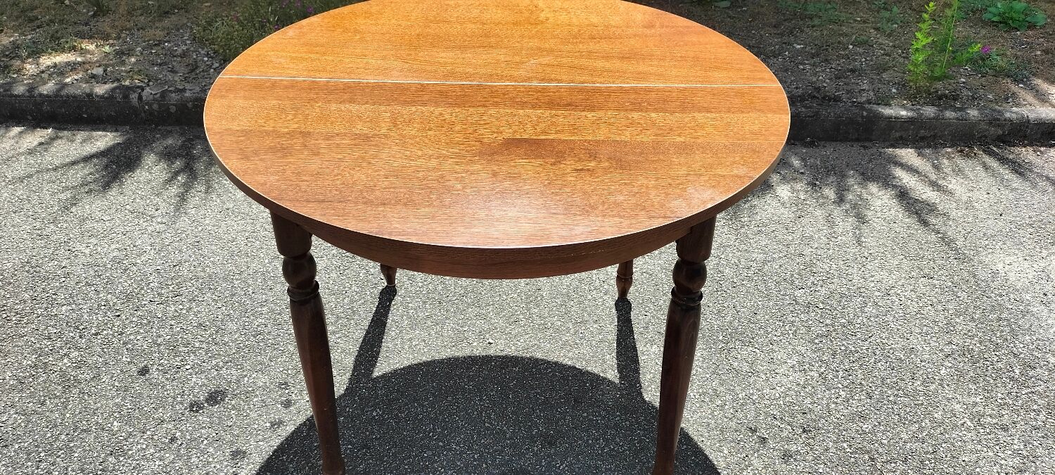 Round table with extensions