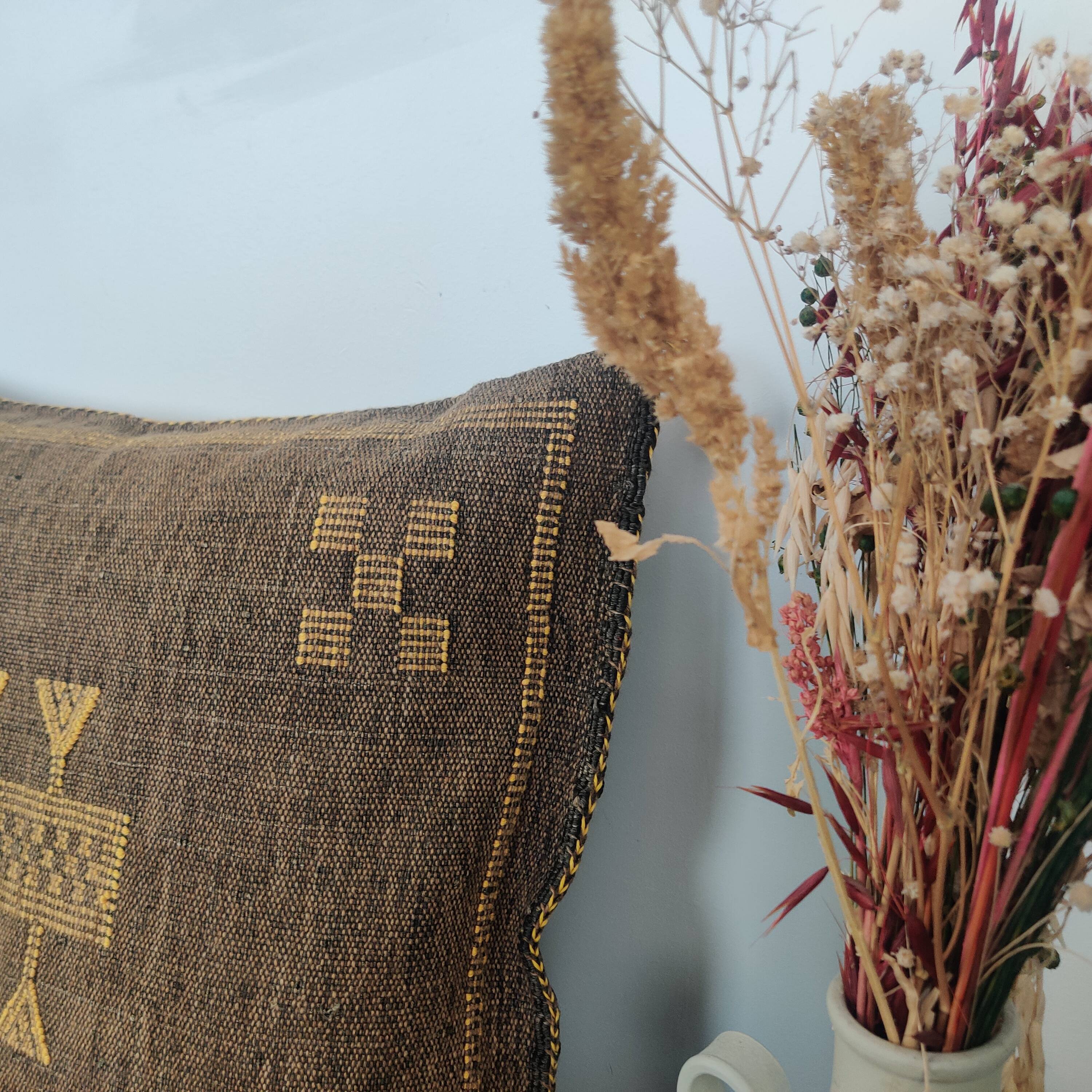 Coussin berbère en soie de cactus marron