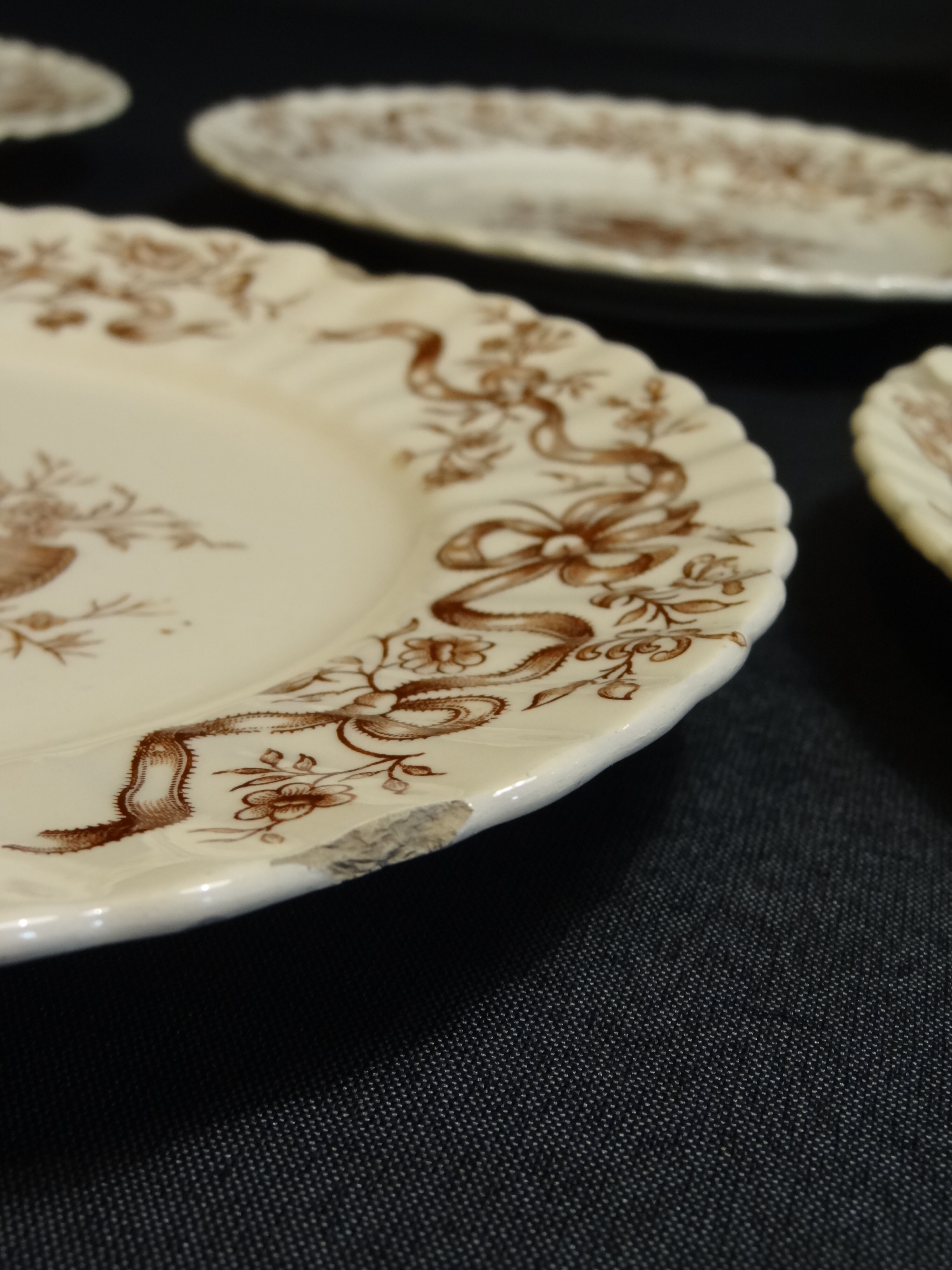 12 assiettes à dessert en faïence terre de fer, modèle rubans de chez longchamp