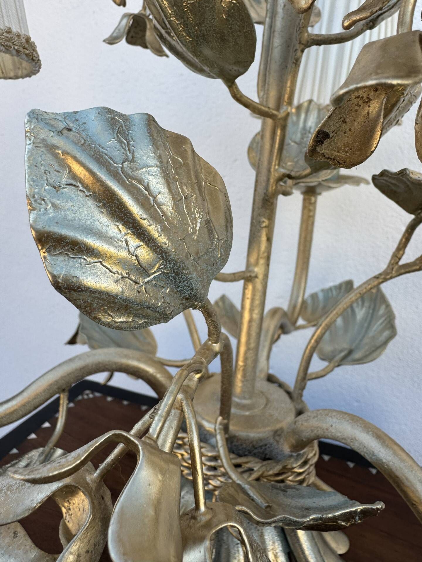 Florentine lamp with foliage from the 1970s.