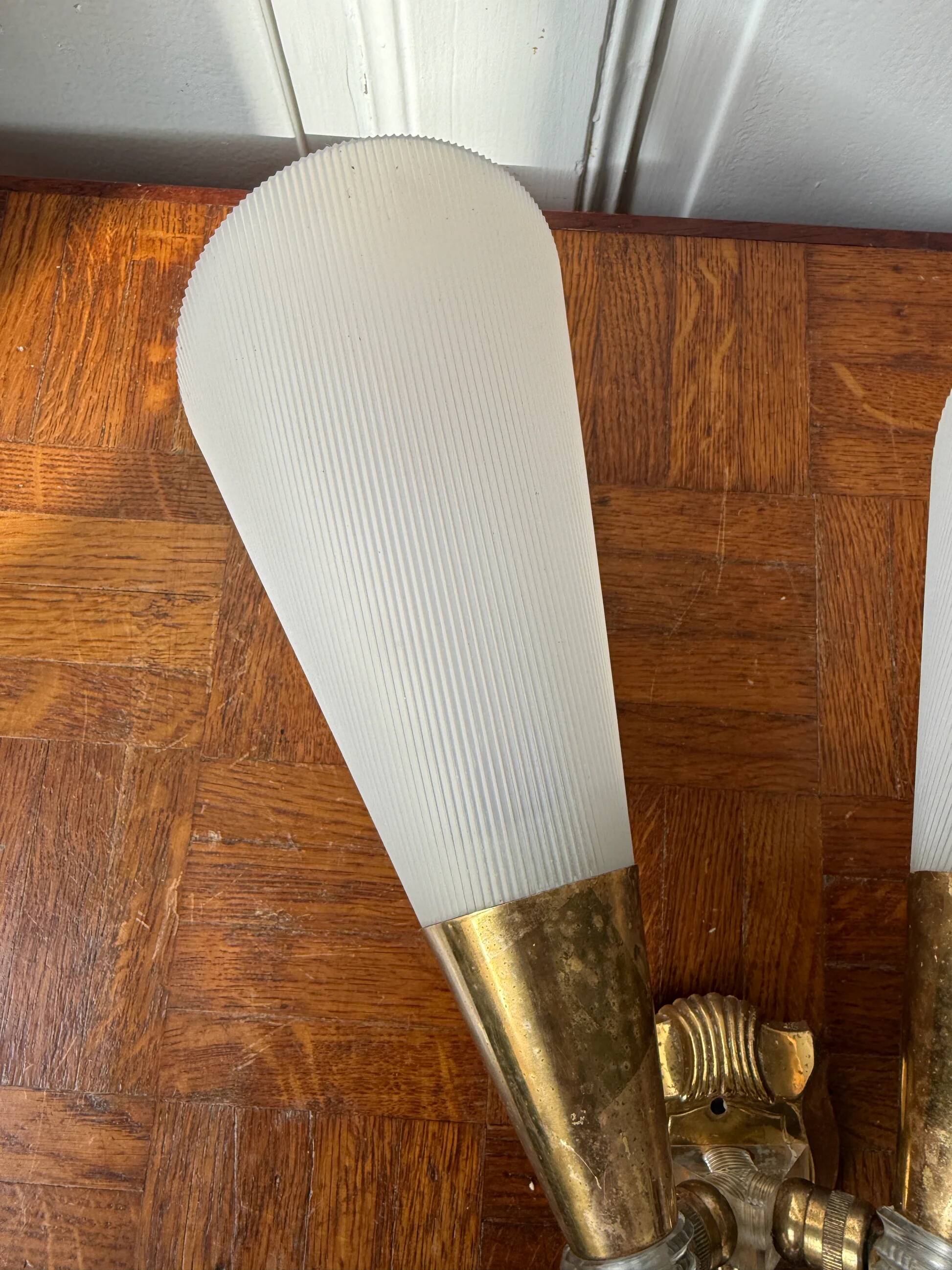 Wall lamp in brass and plastic