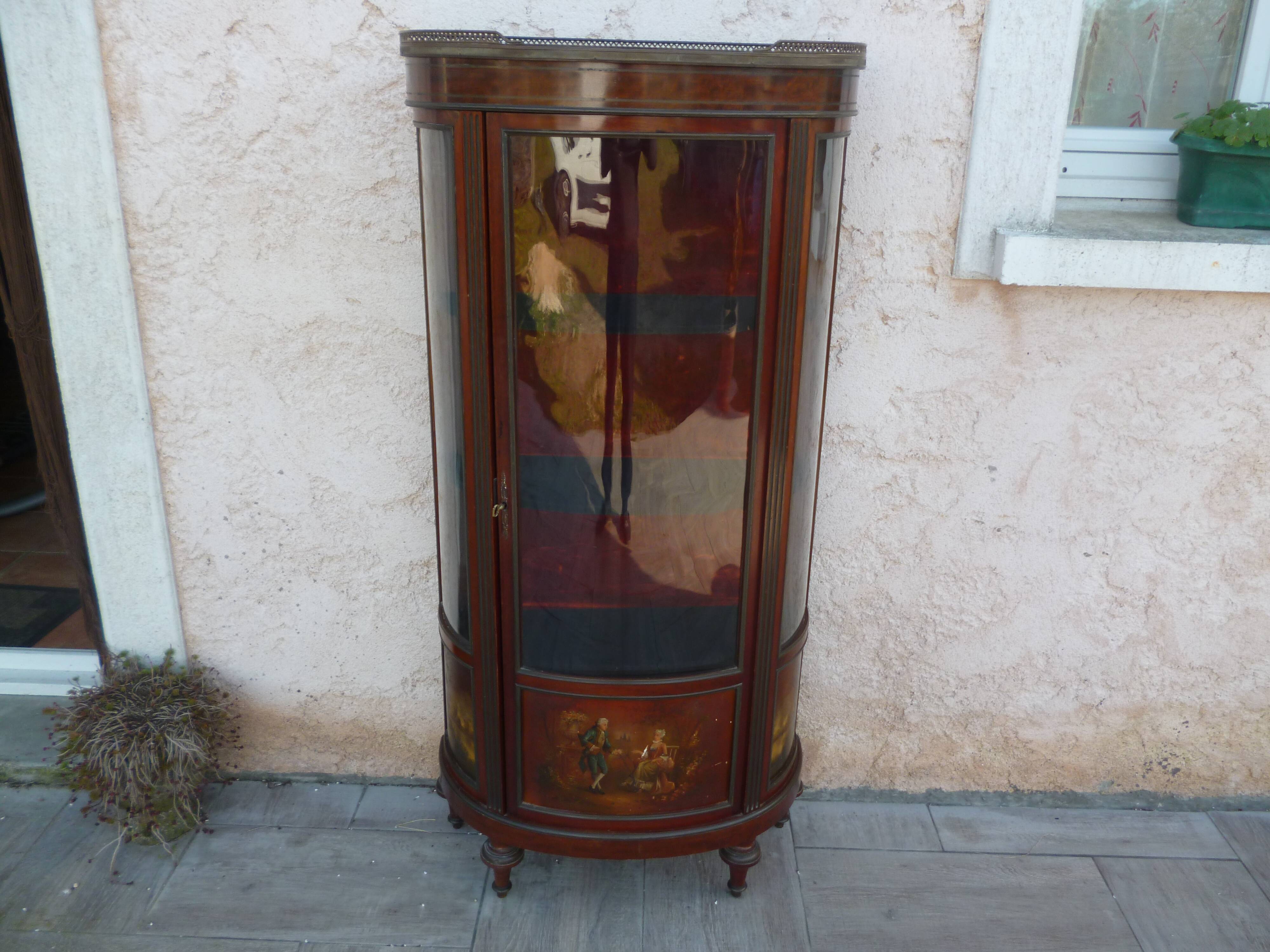 Showcase curved style louis xv