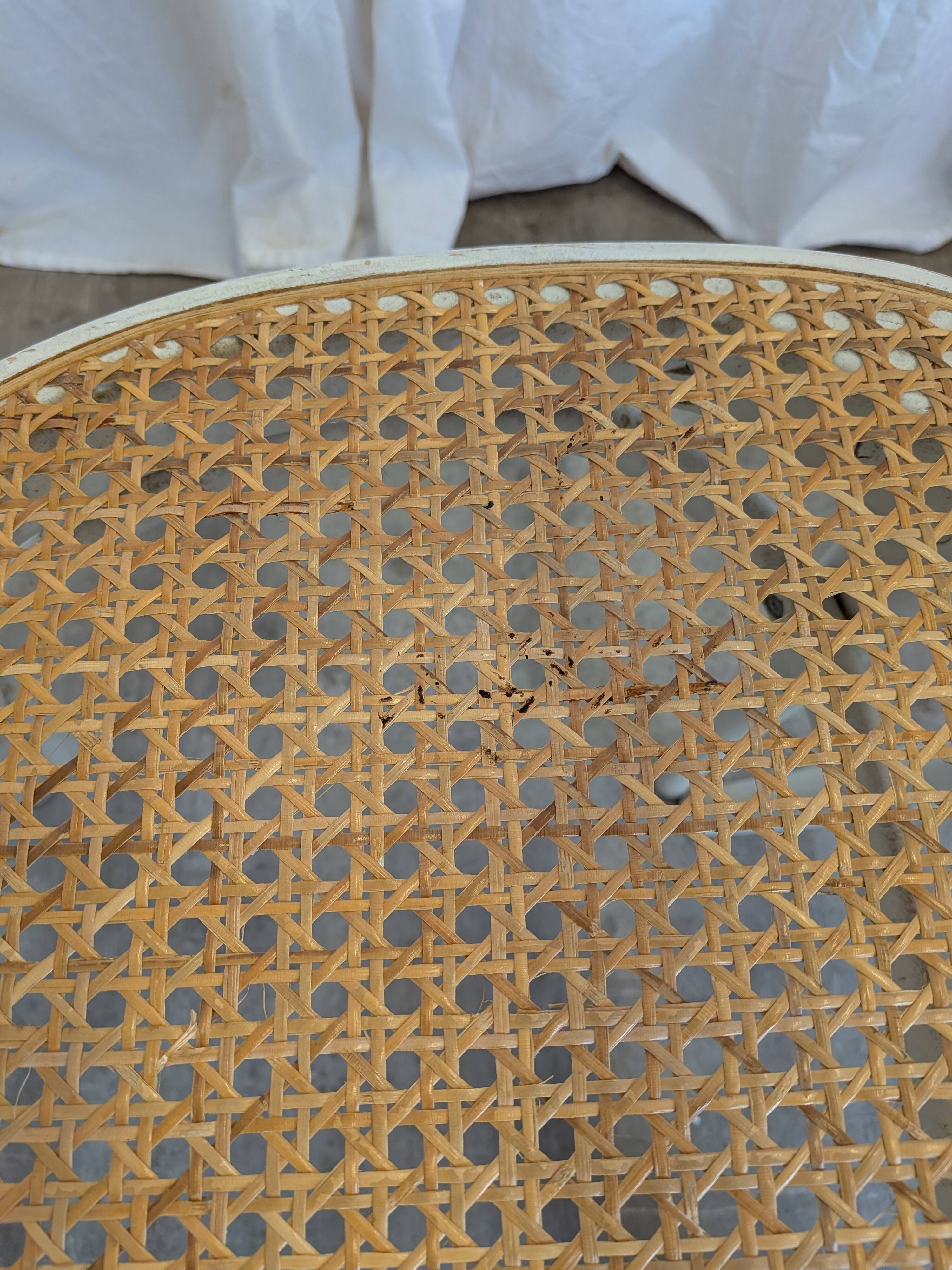 Ensemble de 6 chaises de salle à manger vintage de style Thonet : bois blanc et assise en cannage.