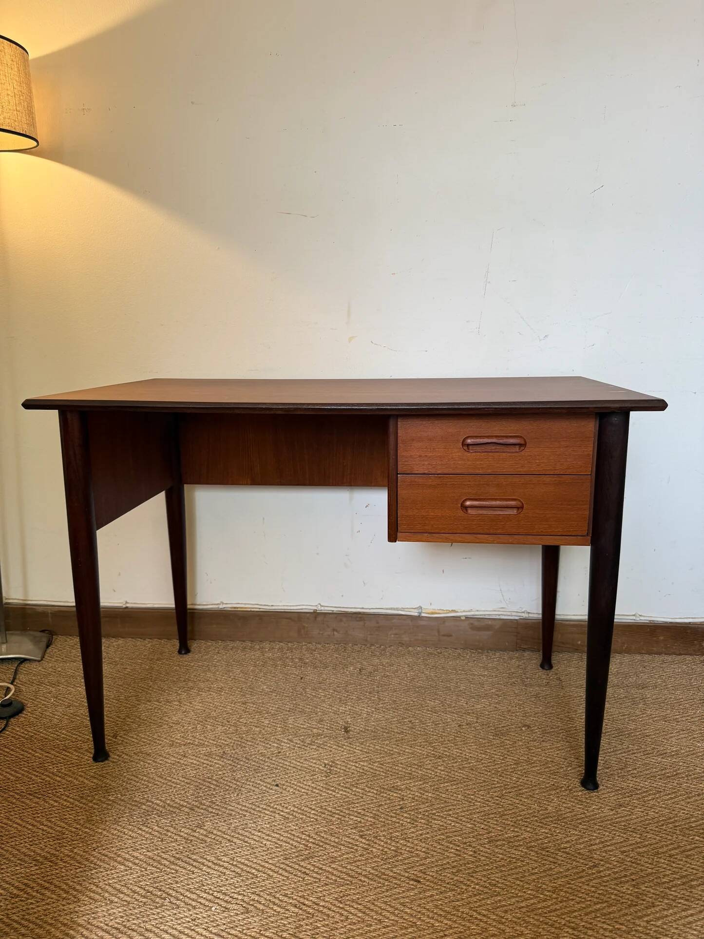 Bureau vintage style scandinave pieds fuselés