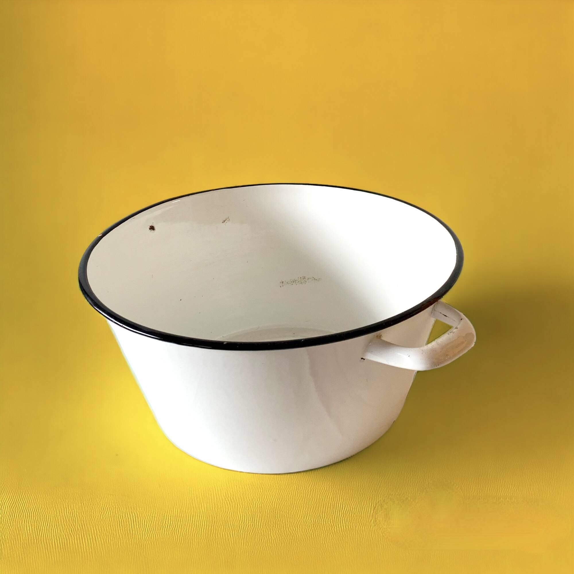 Large vintage basin in white enameled sheet metal