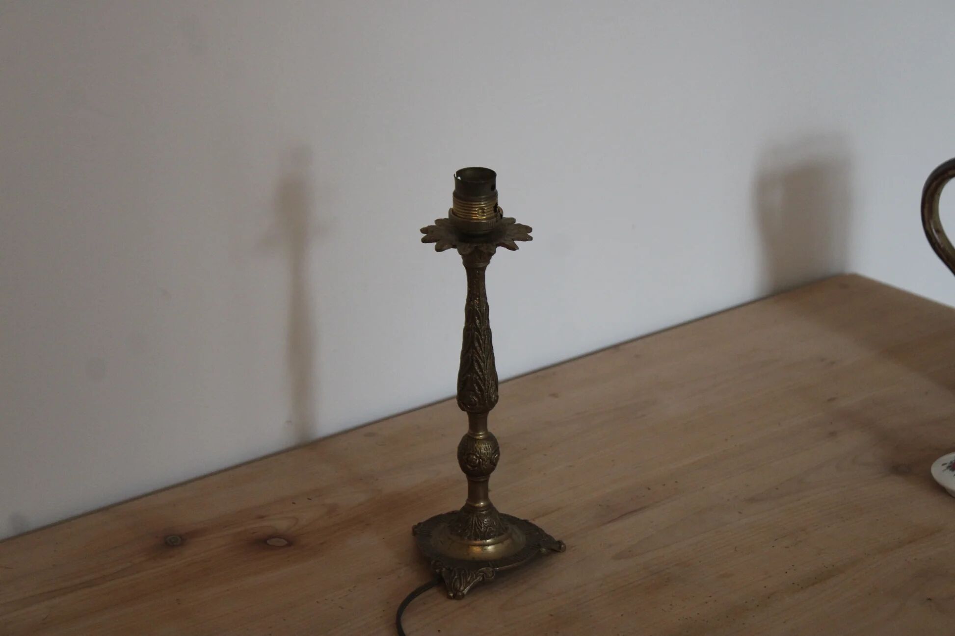 Vintage lamp base in patinated gold metal – foliage decor – 25 cm