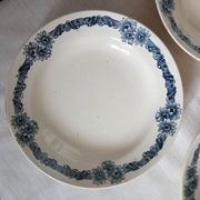 4 assiettes creuses "Denise", terre de fer, décor bleu de fleurs