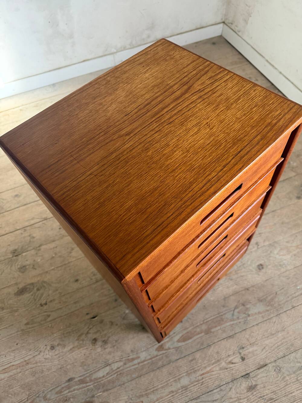 Commode scandinave vintage en teck