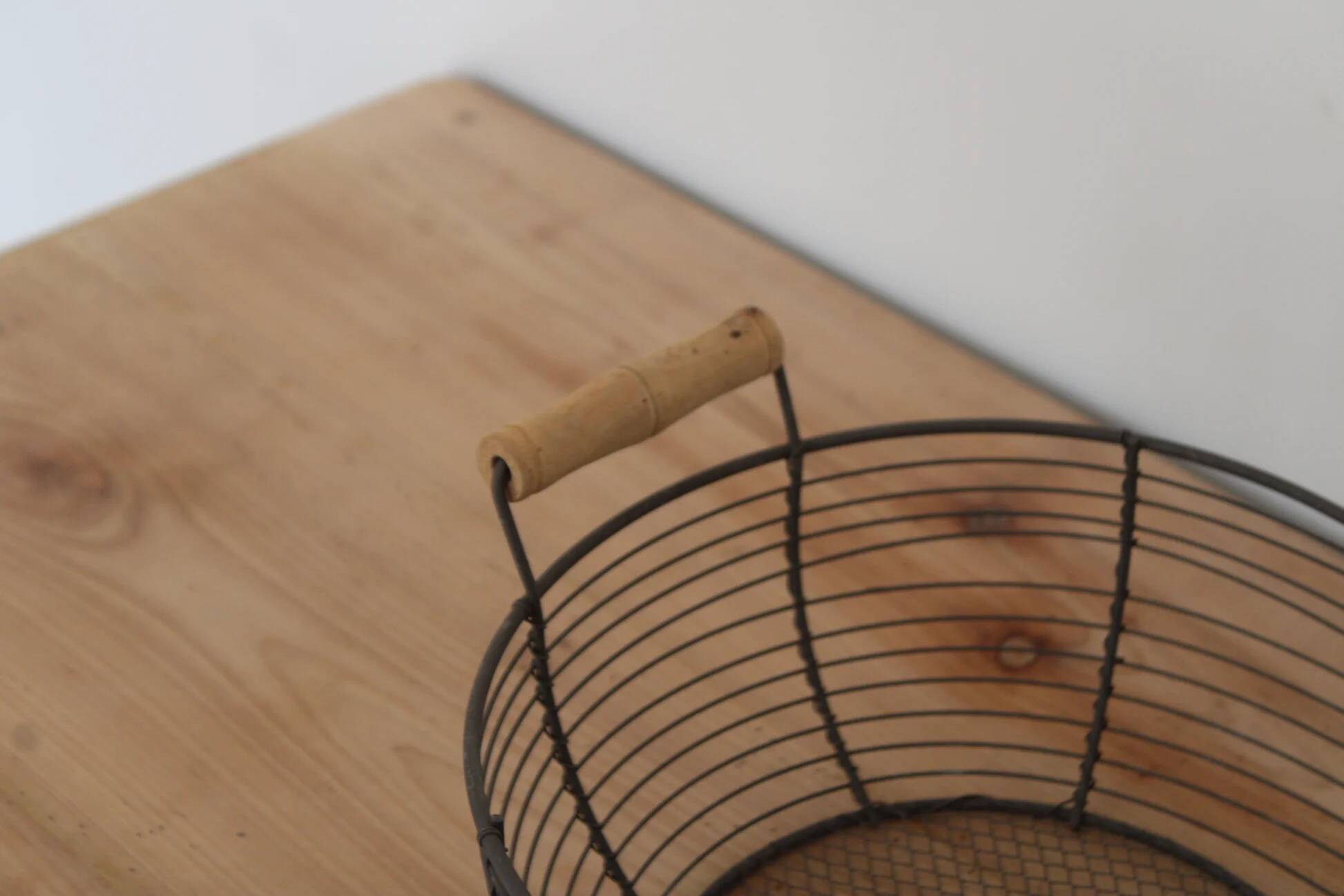 Oval metal basket with wooden handles – Country style