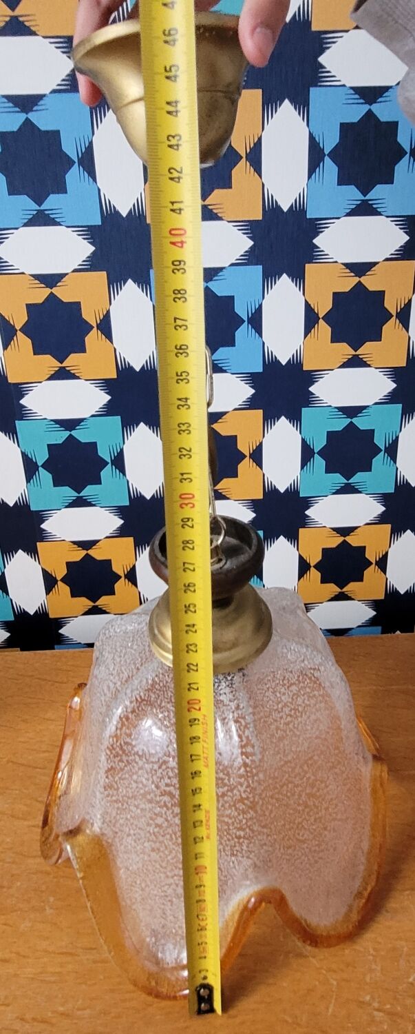 Suspension tulip glass with a textured finish