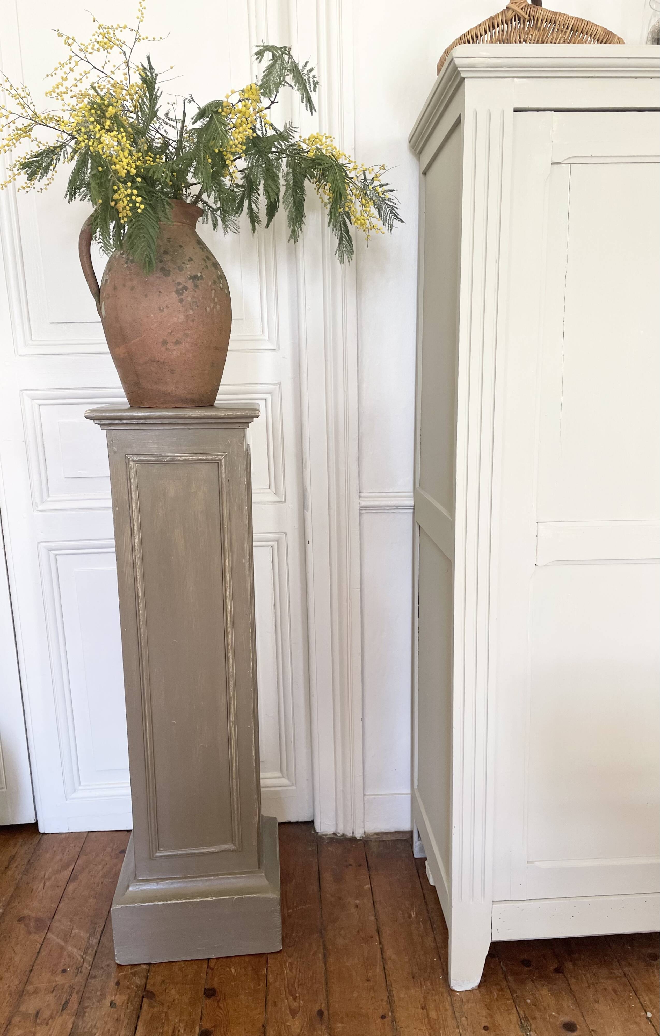 Colonne en bois peint