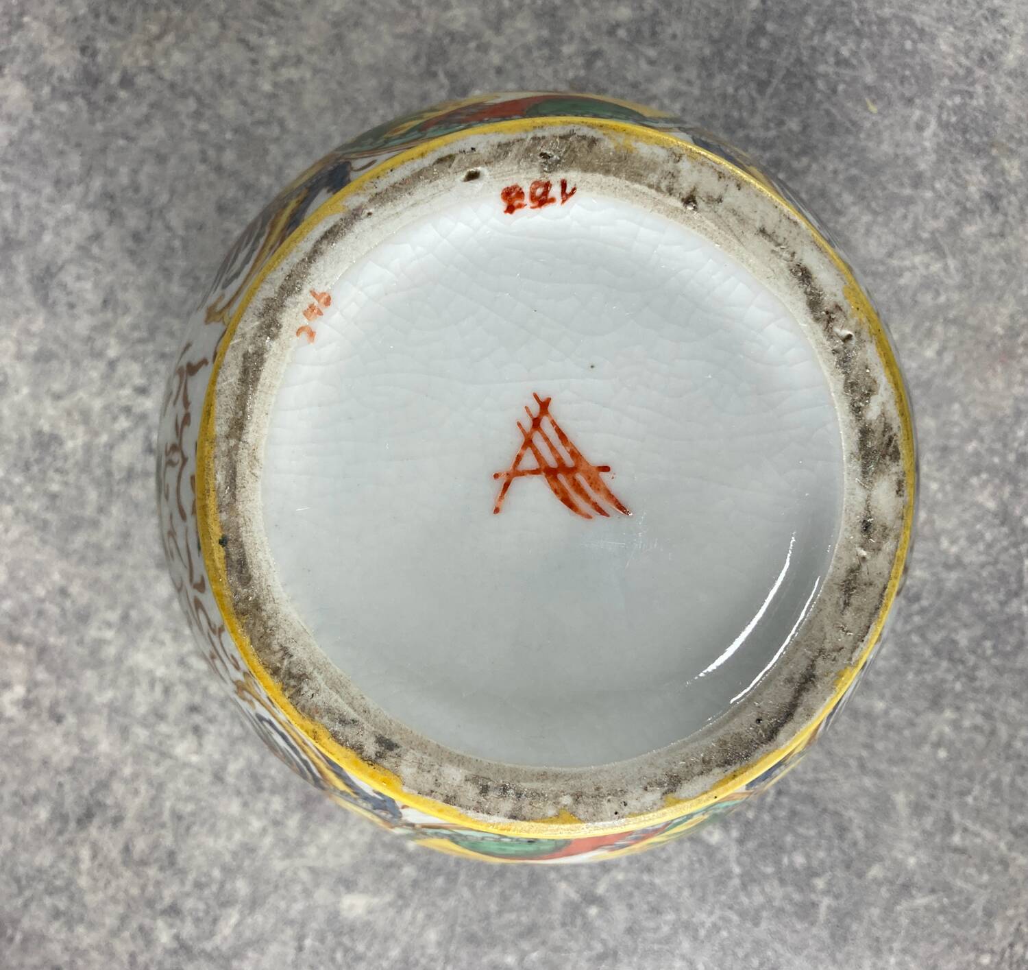 Pot/Cachepot. Italian Renaissance Majolica ceramic. Asiatic style