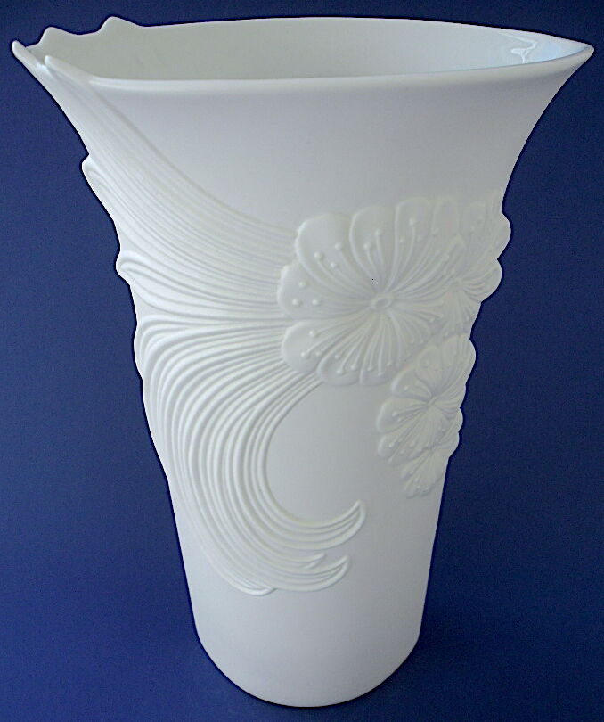 White porcelain biscuit vase, "Floralie" line, Kaiser factory (Germany)