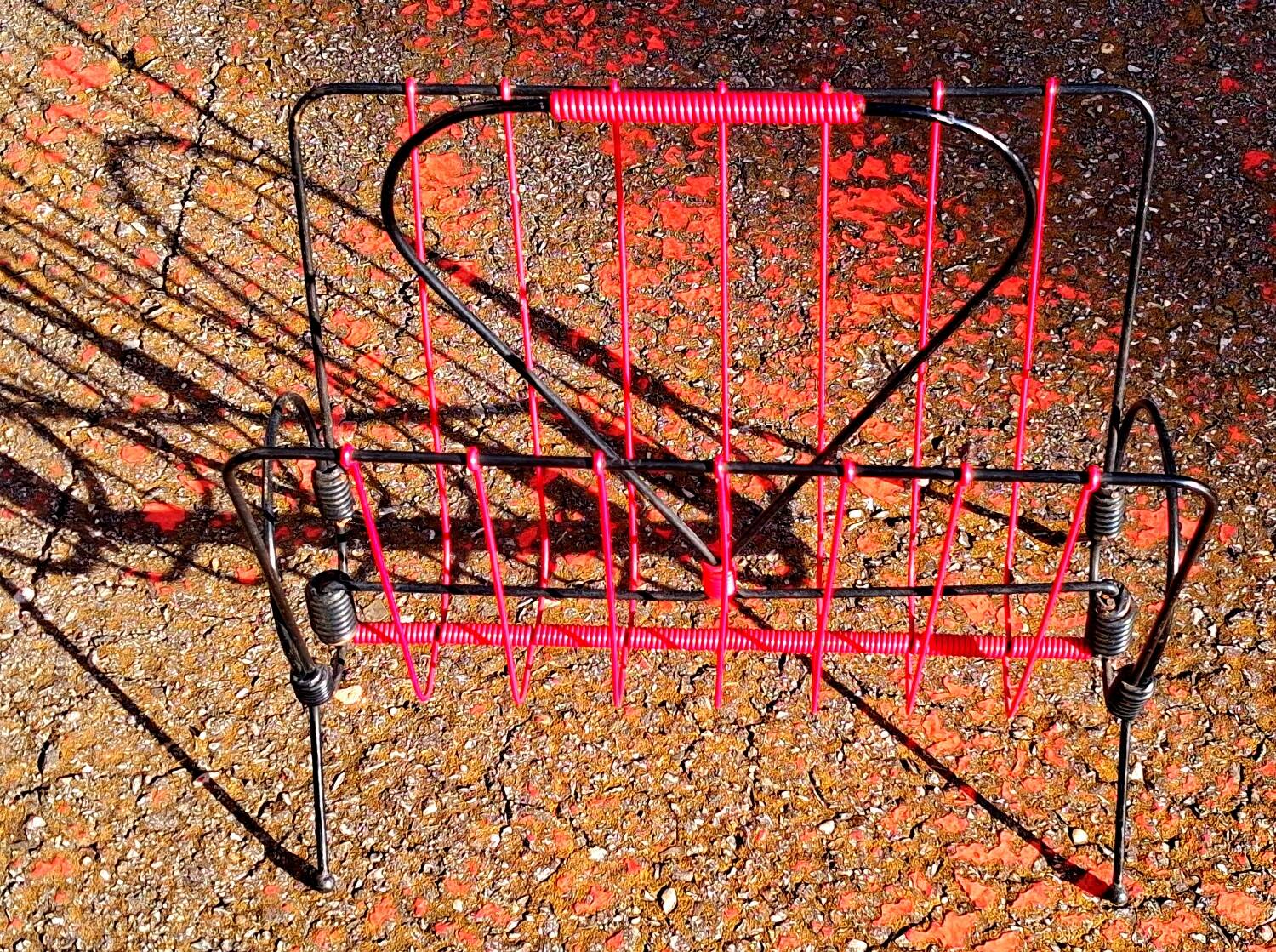 Vintage metal magazine rack and scoubidou - seventies design