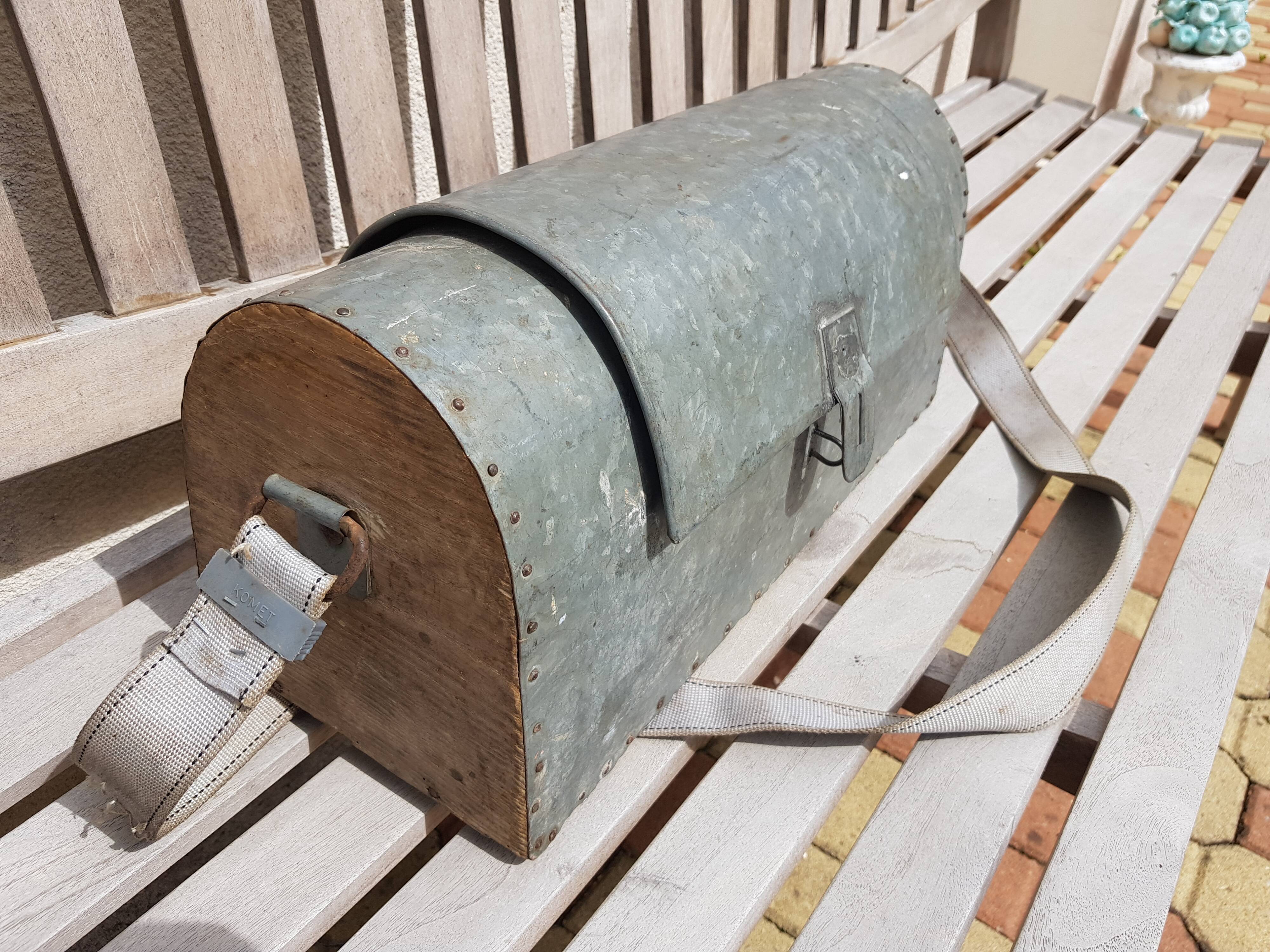 Caisse d'ouvrier ancienne zinc