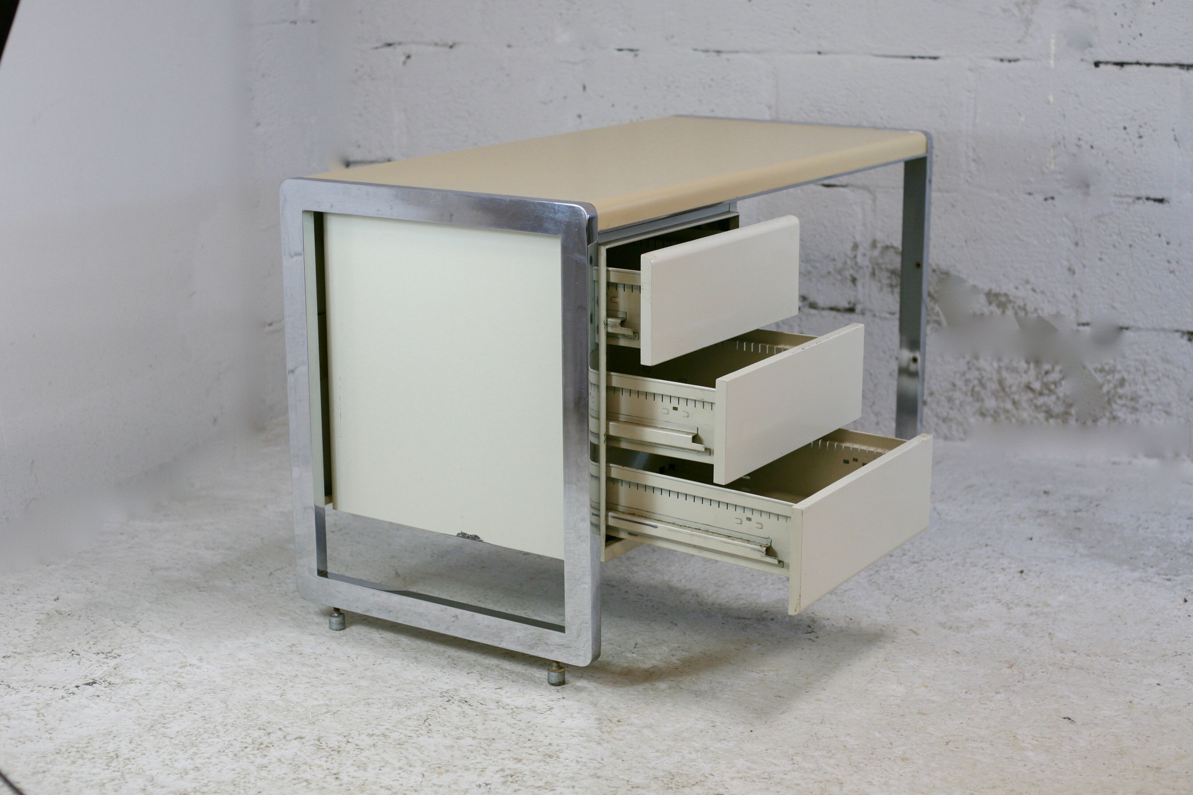Bureau "space age". Acier laqué, acier chromé. France, circa 1970