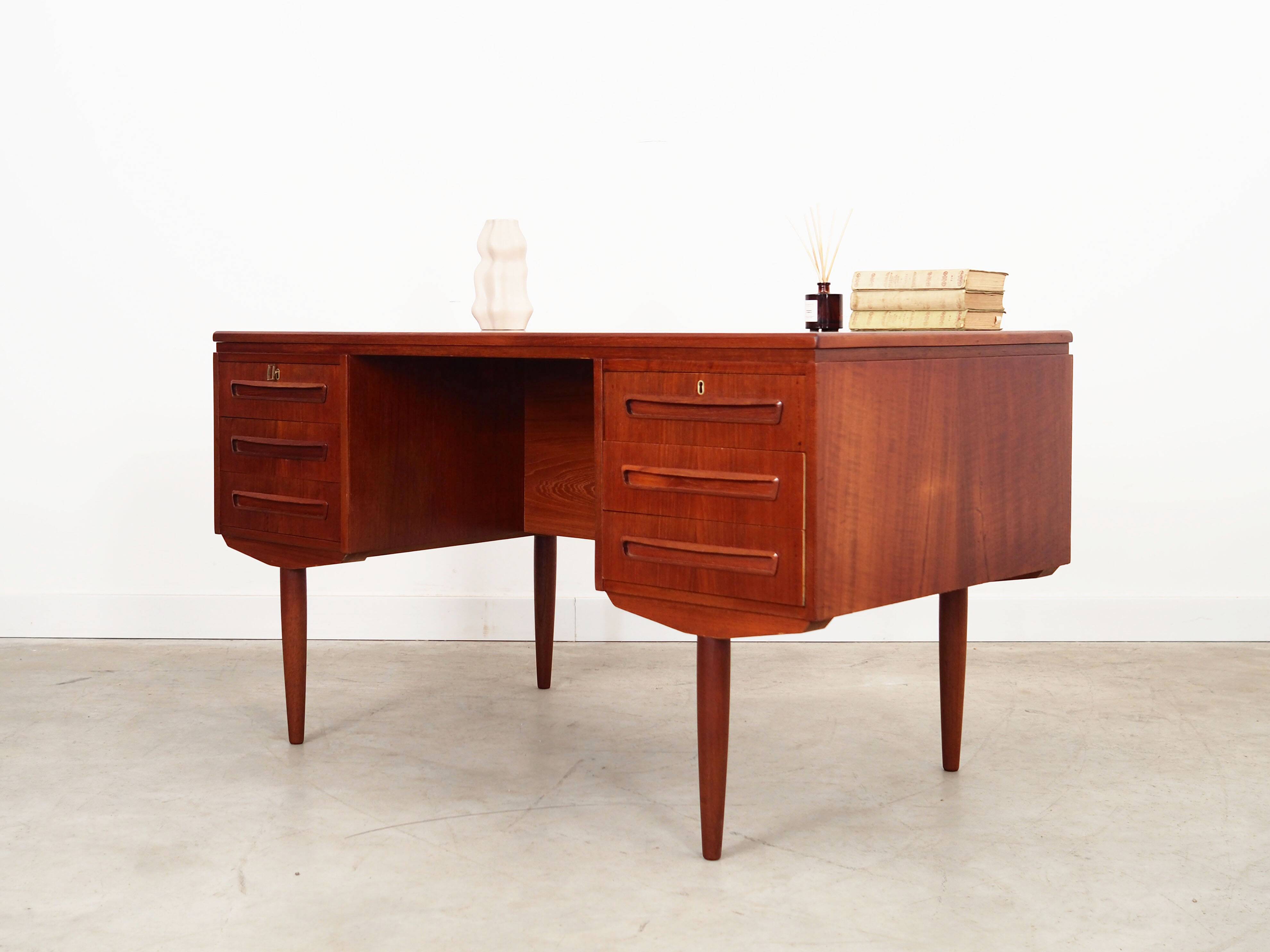 Teak desk, Danish design, 1970s, manufactured by AP Møbler Svenstrup