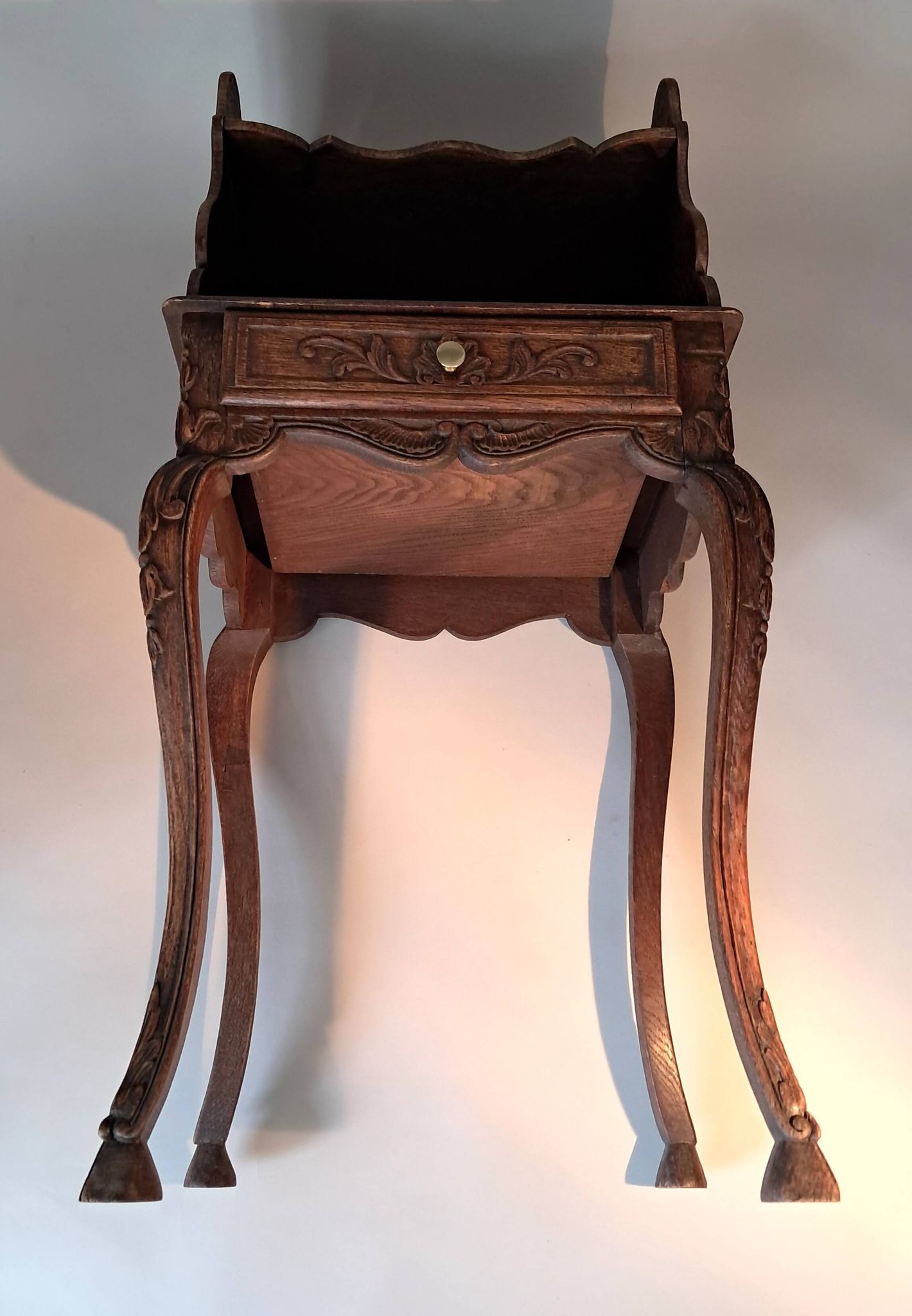 Table de style provençal en chêne sculpté.