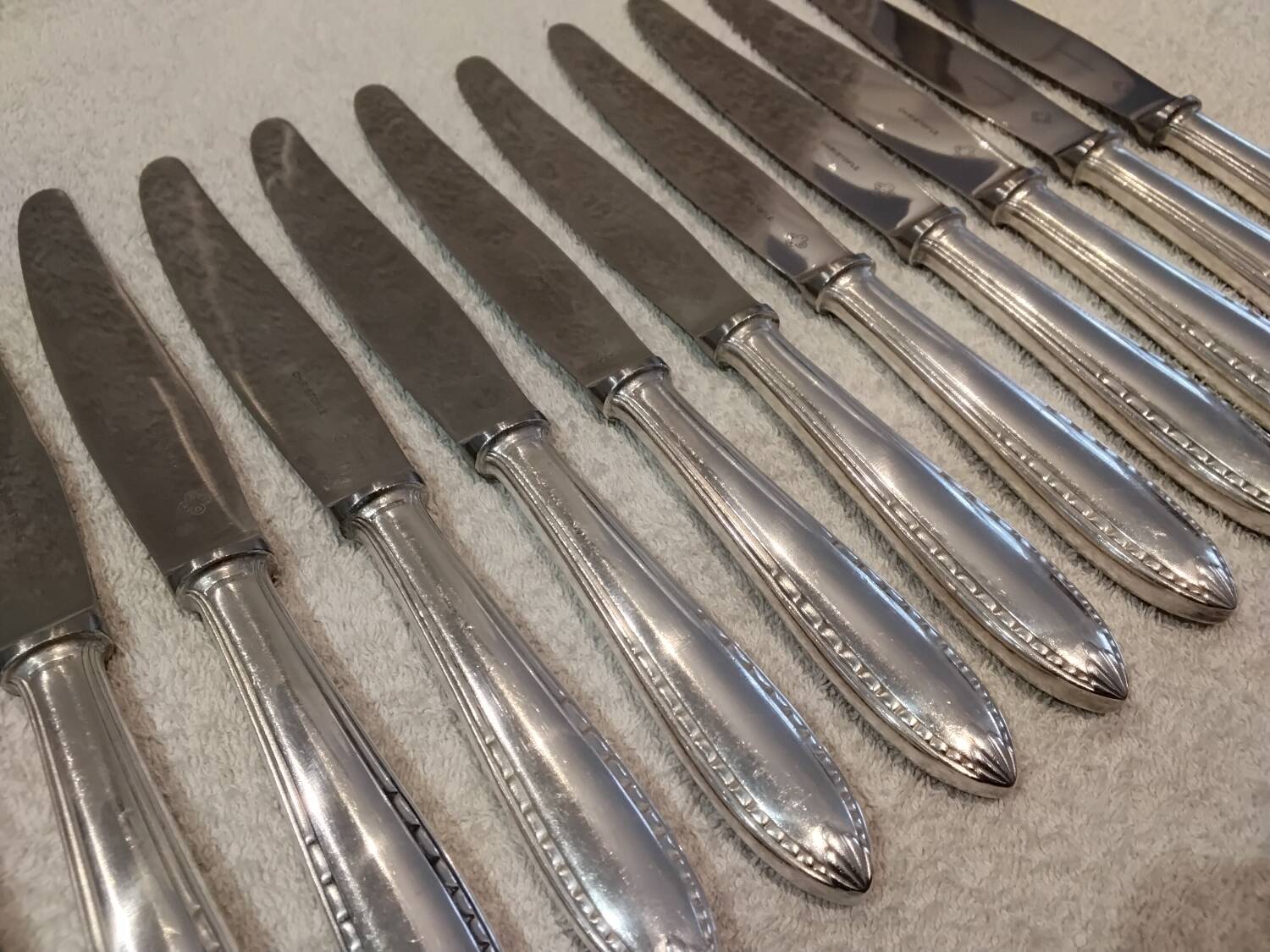 12 silver-plated metal table knives by Christofle Albatros, 24.7 cm.