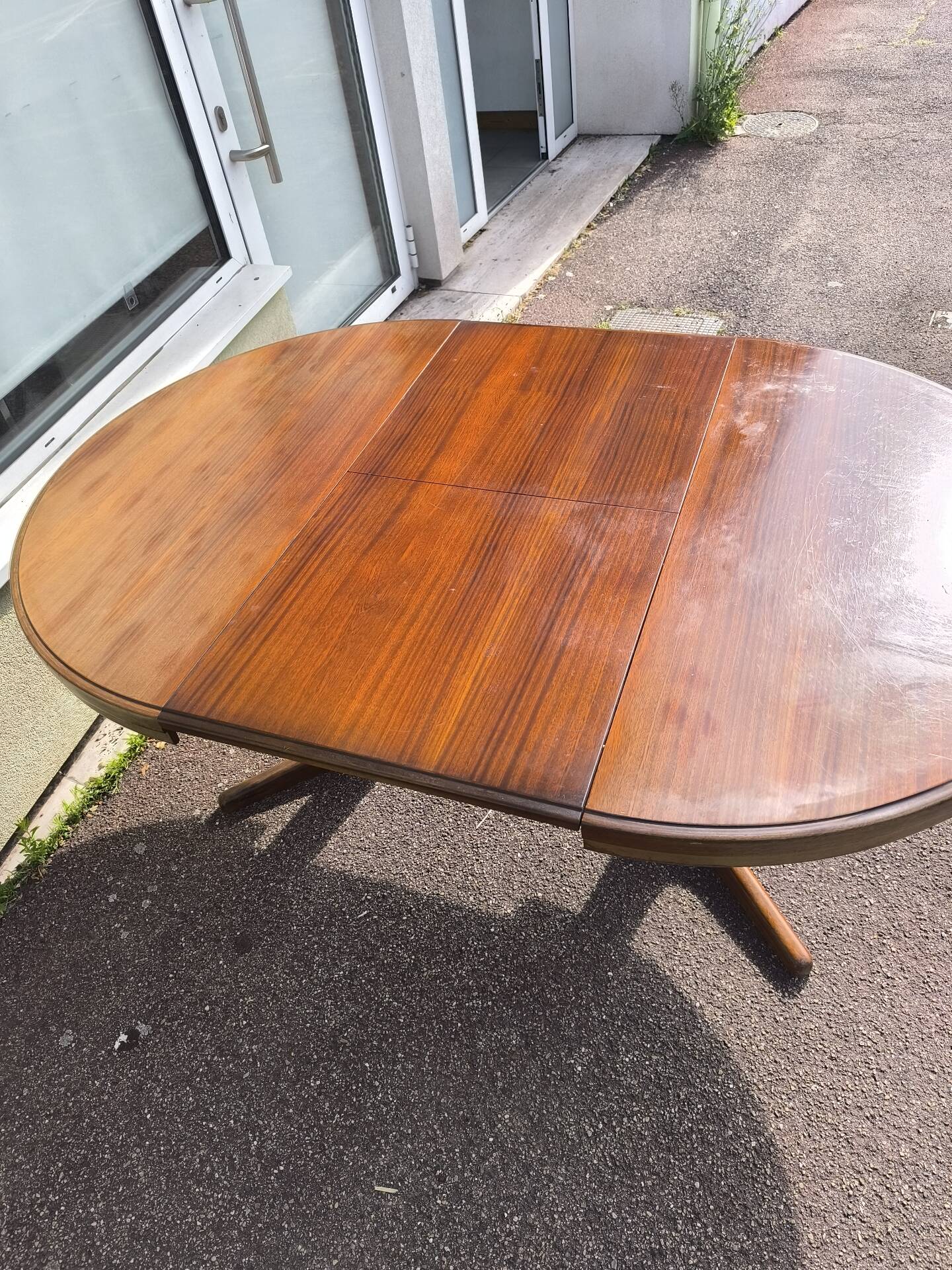 Extendable round table for 4 to 6 people, wood.
