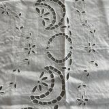 Nappe ancienne brodée richelieu en lin blanc